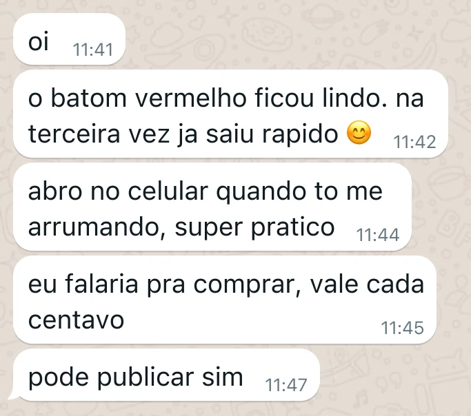 Mensagens de Patrícia no WhatsApp: o batom vermelho ficou lindo. na terceira vez ja saiu rapido 😊 / abro no celular quando to me arrumando, super pratico / eu falaria pra comprar, vale cada centavo